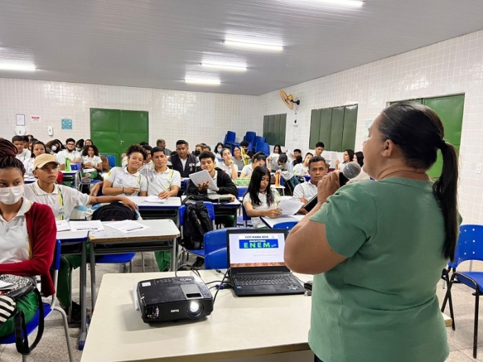 Escolas estaduais reforçam preparação final de estudantes para o Enem