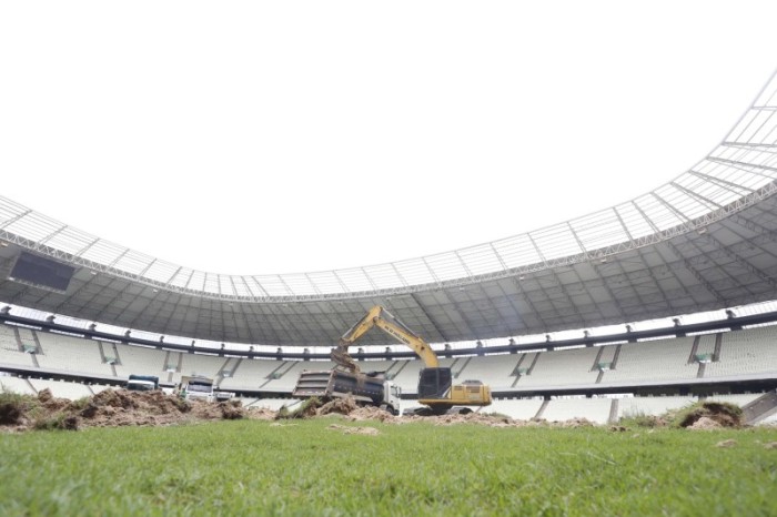 Governo do Ceará inicia troca do gramado na Arena Castelão