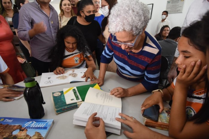 Governadora inaugura biblioteca e centro de línguas em Parnaíba