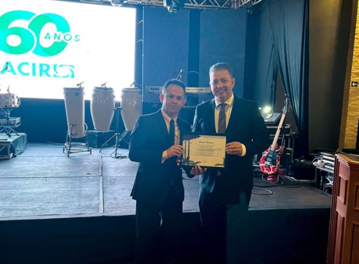 O deputado estadual Cobra Repórter (PSD) entregou o diploma de Menção Honrosa ao presidente da entidade, Fábio Fernandes da Silva. / Créditos: Assessoria Parlamentar