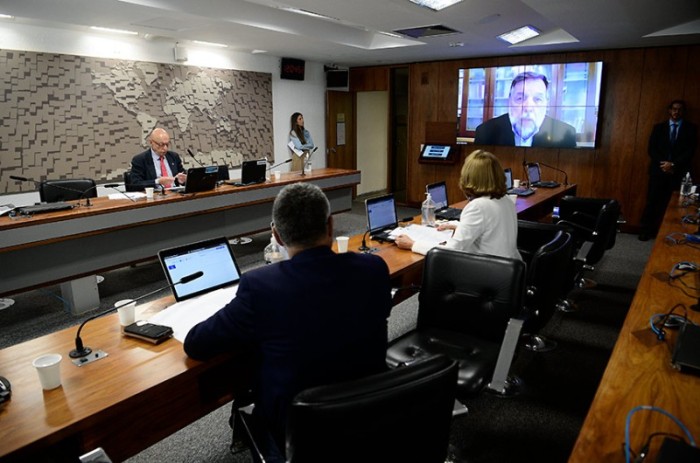 Flávio Arns (no telão) em reunião da CE: senador é relator da proposta que regulamenta a oferta de homeschooling - Pedro França/Agência Senado