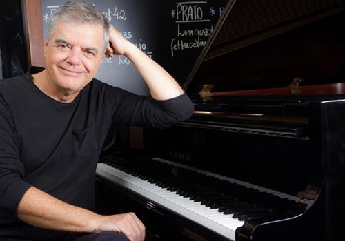 O pianista Túlio Mourão é o apresentador do programa 