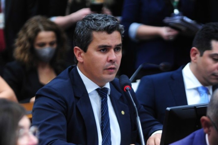 Diego Garcia reforçou em seu parecer a necessidade de acompanhamento contínuo dos pacientes - (Foto: Billy Boss/Câmara dos Deputados)