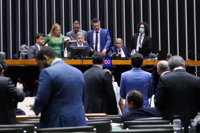 Deputados analisam propostas em Plenário - (Foto: Pablo Valadares/Câmara do Deputados)