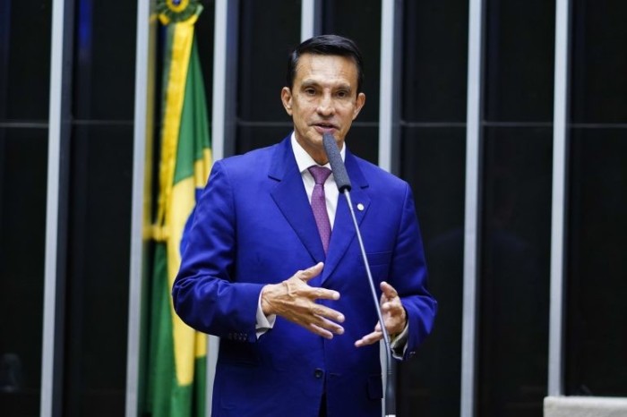 Sidney Leite recomendou a aprovação do substitutivo da Comissão de Ciência e Tecnologia - (Foto: Pablo Valadares/Câmara dos Deputados)