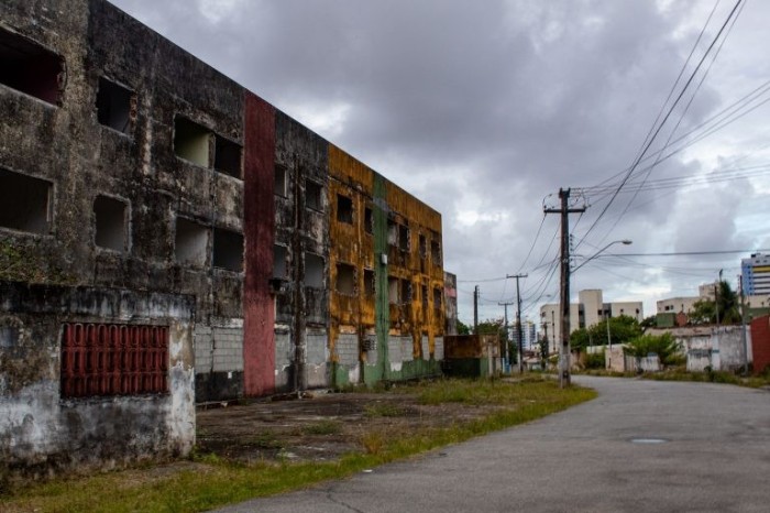 Prédios abandonados em Maceió após risco de desabamento - (Foto: Theo Sales / Jornal do Campus)