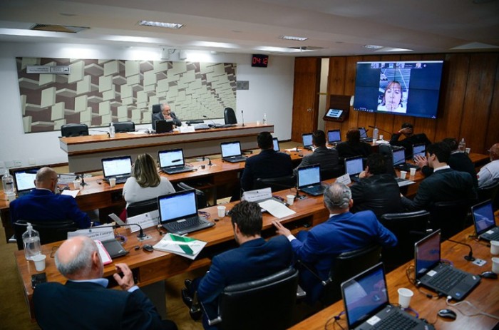 Debatedores divergem sobre direitos trabalhistas em cooperativas