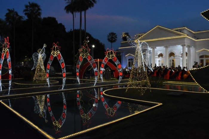 Palácio de Karnak ganha decoração especial de Natal