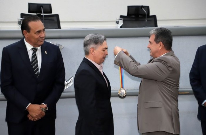 Secretário de Segurança Pública recebe, na Câmara dos Vereadores, medalha por combate à criminalidade