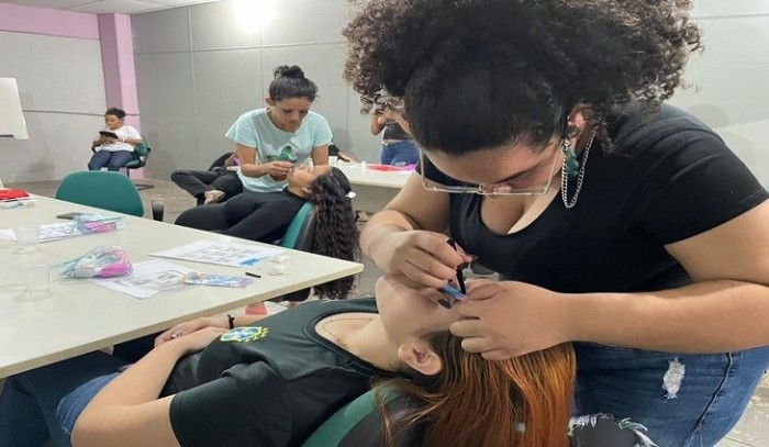 Rede Solidária incentiva mulheres a empreender e gerar renda com cursos na área da beleza