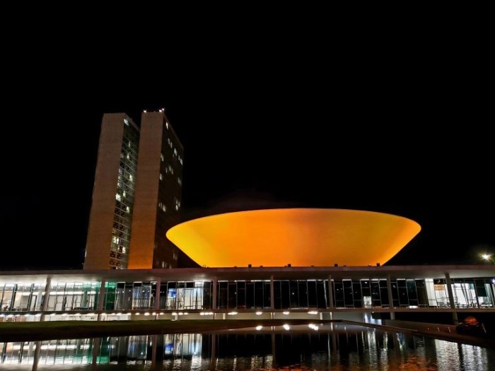 Cúpula da Câmara dos Deputados tem iluminação especial na noite desta quarta-feira - (Foto: Pierre Triboli/Câmara dos Deputados)