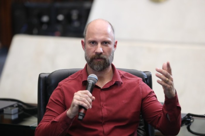 O cirurgião oncológico Juliano Rebolho fala sobre o câncer da pele no programa Assembleia Entrevista. / Créditos: Orlando Kissner/Alep