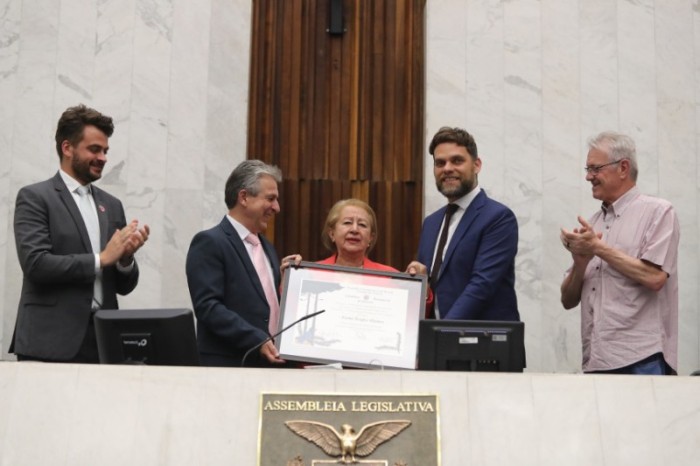 Maria Isabel Kugler Mendes recebe o titulo de Cidadania Benemérita do Parana. / Créditos: Orlando Kissner/Alep