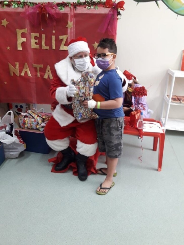 Crianças e adultos se emocionam com a visita surpresa do Papai Noel no Hospital Infantil