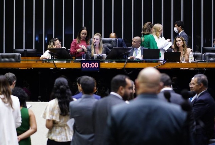 Deputada Celina Leão (C) preside a sessão do Plenário - (Foto: Pablo Valadares/Câmara dos Deputados)