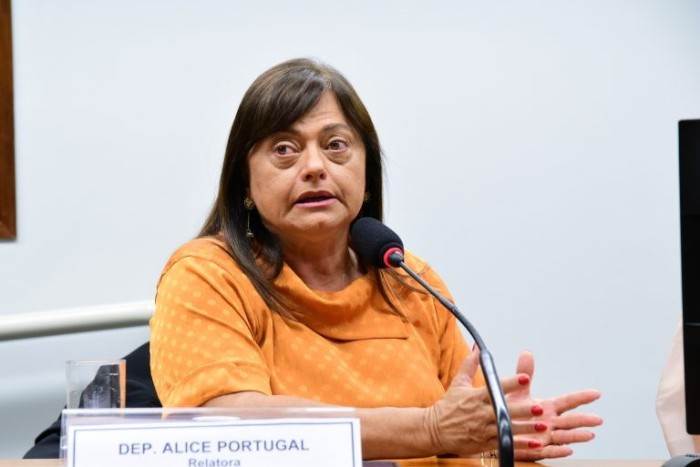 Alice Portugal sugeriu a aprovação do texto, com mudanças - (Foto: Cleia Viana/Câmara dos Deputados)