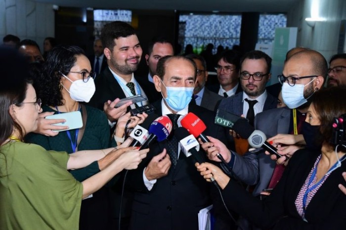 Marcelo Castro (C) concedeu entrevista nesta quinta-feira (15) - (Foto: Cleia Viana/Câmara dos Deputados)