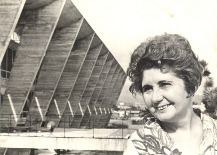 Carmen Portinho em frente ao Museu de Arte Moderna do Rio de Janeiro - (Foto: Acervo/Arquivo Nacional)