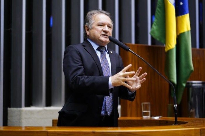 Merlong Solano recomendou a aprovação da proposta - (Foto: Pablo Valadares/Câmara dos Deputados)