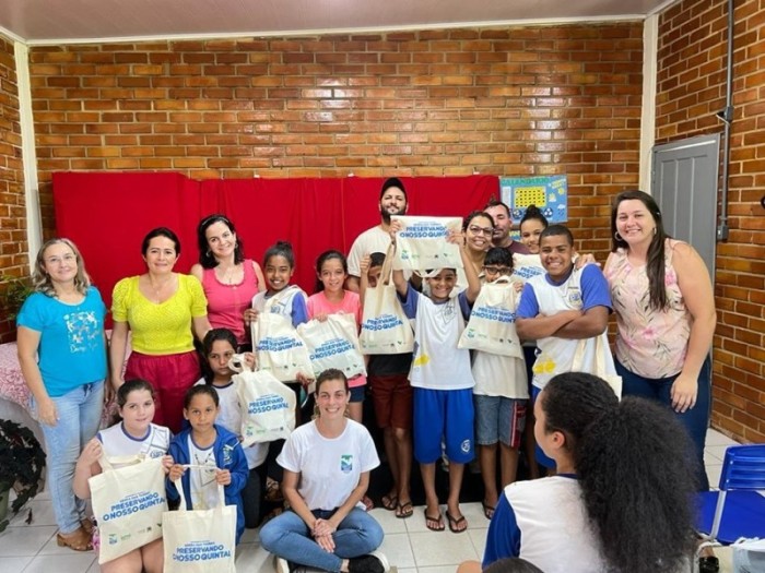 Projeto Biblioteca Itinerante do Iema encerra atividades do ano com ações em escola de Atílio Vivácqua