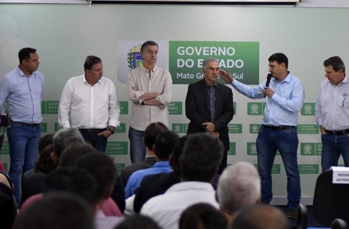 Reinaldo Azambuja recebe 10 títulos de cidadão por desenvolver municípios de MS