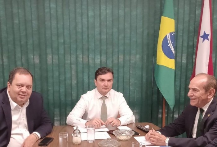 Elmar Nascimento (E), relator da PEC, ao lado de Celso Sabino (C) e Marcelo Castro, relator do Orçamento 2023 - (Foto: Divulgação/CMO)