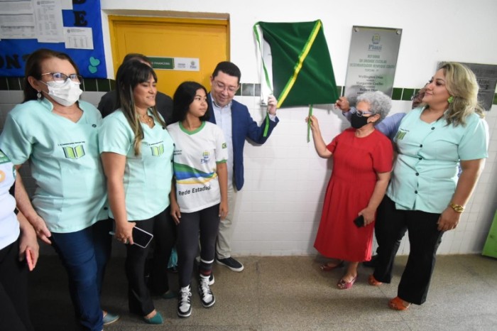 Governadora Regina Sousa inaugura reforma em escola na zona Sul de Teresina