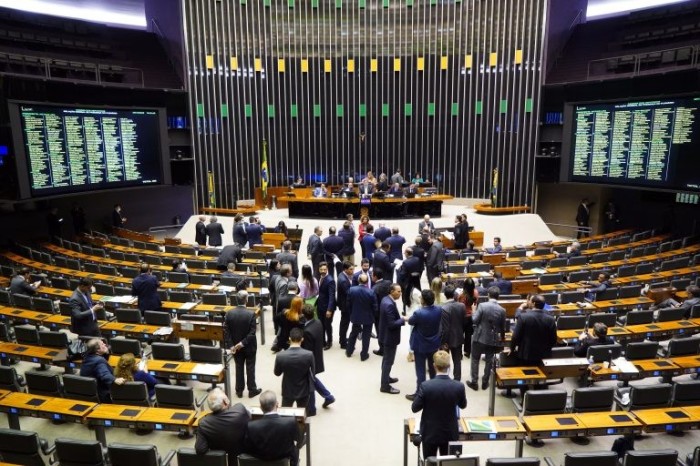 Deputados analisam propostas em Plenário - (Foto: Pablo Valadares/Câmara dos Deputados)