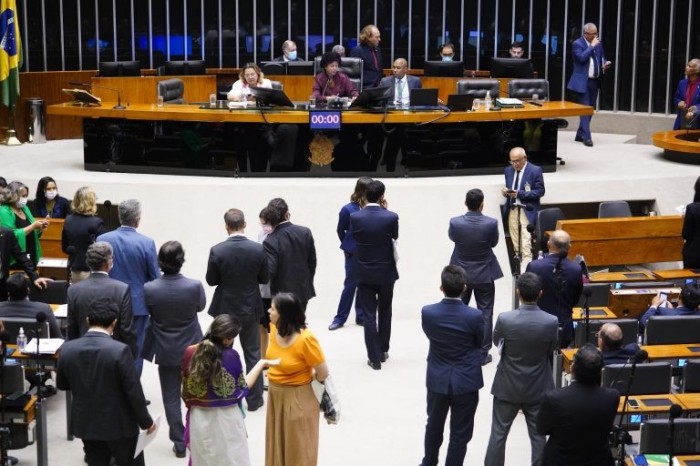 Deputados analisam propostas em Plenário - (Foto: Pablo Valadares/Câmara dos Deputados)