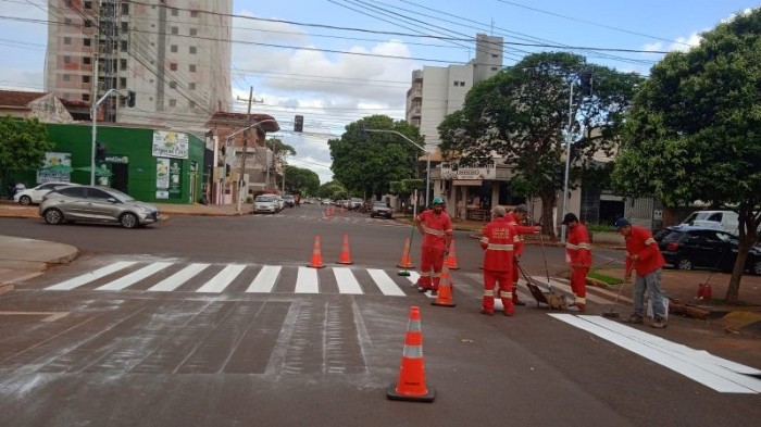 Prefeitura de Dourados realiza sinalização viária através de parceria com Detran