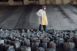 Padre Júlio quebra pedras colocadas sob viaduto que impediam pessoas de dormir ali - (Foto: Reprodução/Instagram)