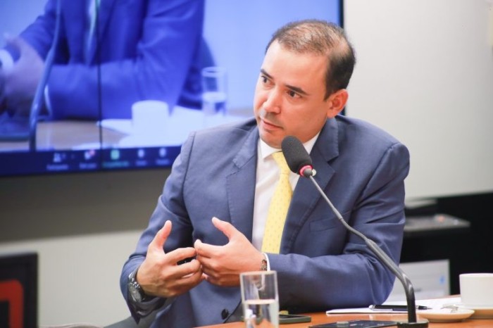 Júnior defendeu segurança, regularidade, salubridade e conforto para os passageiros - (Foto: Paulo Sergio/Câmara dos Deputados)