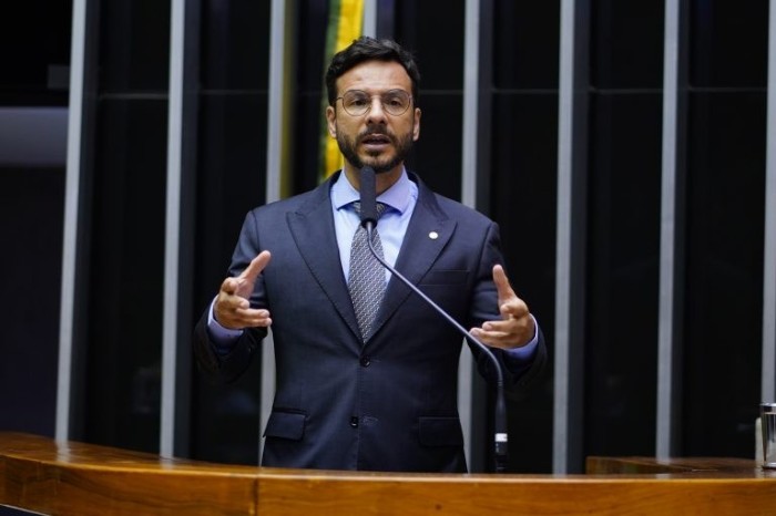 Professor Israel Batista, relator do projeto de lei - (Foto: Pablo Valadares/Câmara dos Deputados)