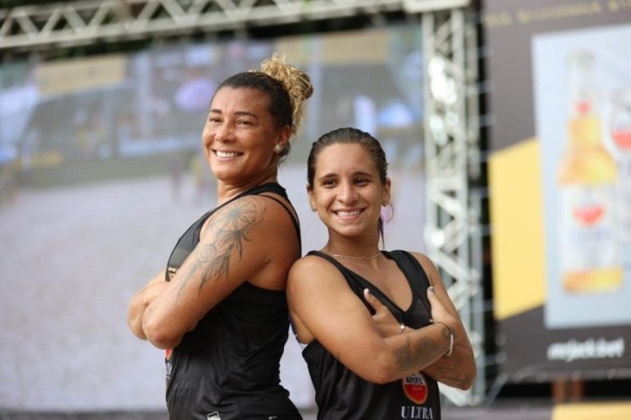 Lane Matos e Rayana Servare terminam o ano como campeãs do circuito nacional de futevôlei