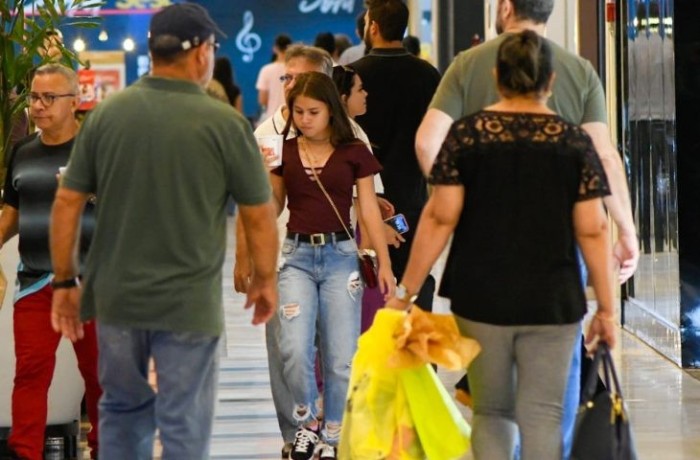 Salário antecipado dos servidores de MS e 13ª parcela do Mais Social animam setor do comércio na véspera do Natal