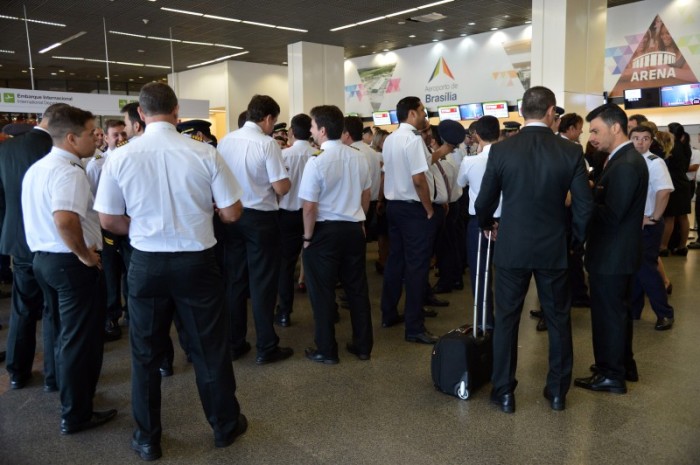 Aeronautas aprovam proposta das empresas e encerram greve