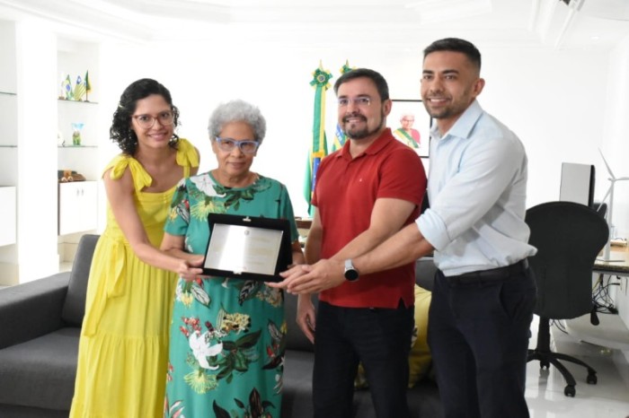 Regina Sousa recebe homenagem dos profissionais de fisioterapia