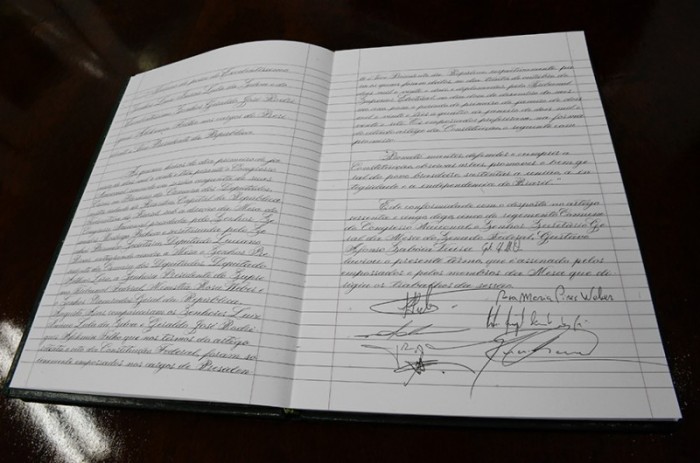 O terceiro volume do Livro de Posse, já assinado por Lula e os componentes da mesa da sessão solene do Congresso que deu início a seu novo mandato - Roque de Sá/Agência Senado