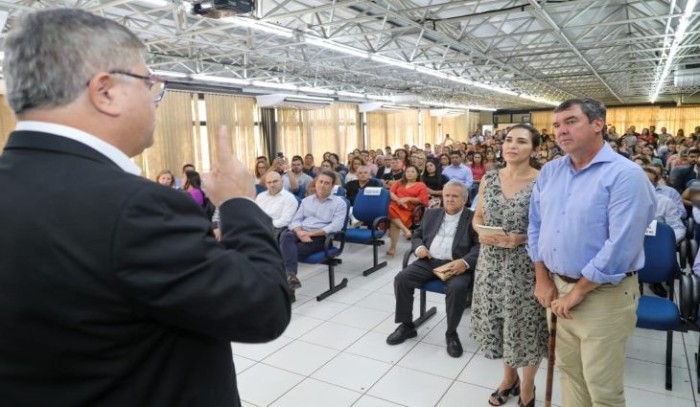 Governador Eduardo Riedel inicia seu primeiro dia de trabalho com uma bênção ecumênica