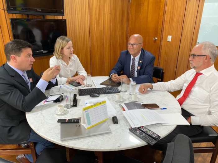 Deputados Chiorato e Romanelli se reuniram em Brasília com a deputada federal Gleisi Hoffmann e Maurício Muniz, da Casa Civil. / Créditos: Assessoria parlamentar