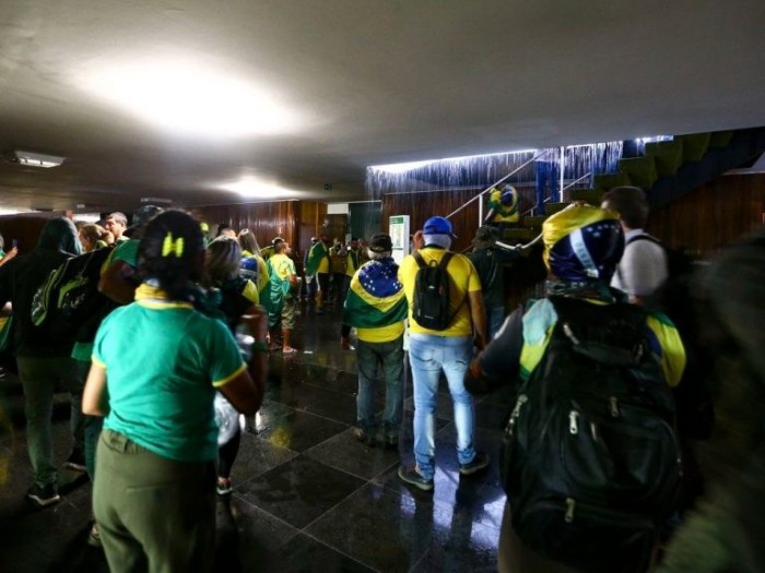 Invasores sobem escada que leva ao Salão Verde da Câmara - (Foto: Marcelo Camargo/Agência Brasil)