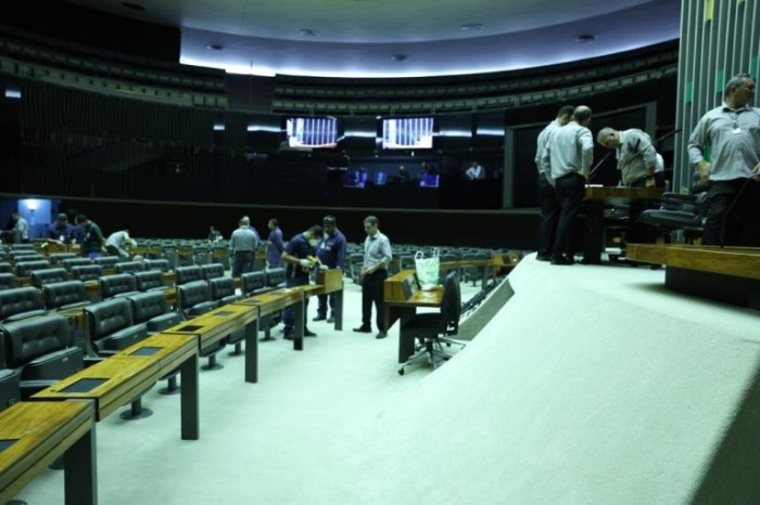 Equipamentos do Plenário são inspecionados após invasão da Câmara - (Foto: Bruno Spada/Câmara dos Deputados)