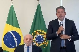 Lira discursa durante entrega simbólica do decreto de intervenção no DF a Lula - 11/01/23 - (Foto: Reprodução/YouTube)