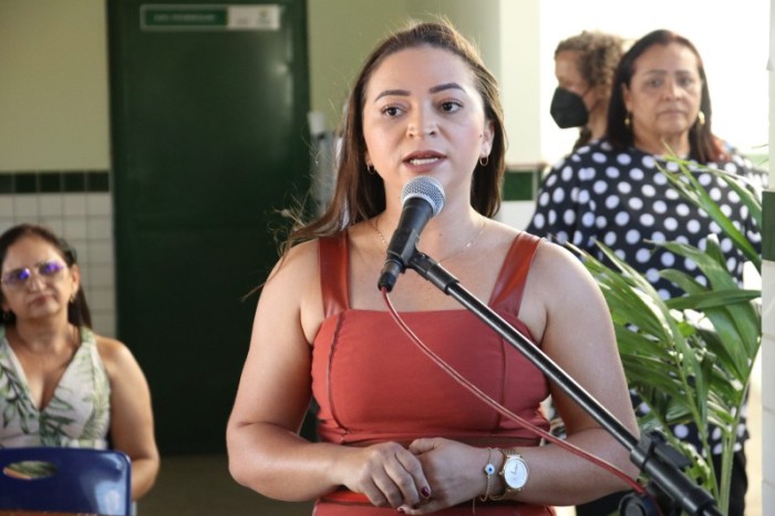 Professora da rede estadual comemora retorno às salas de aulas que frequentou como estudante
