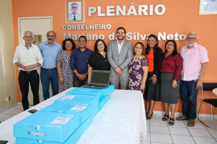 Seduc entrega 20 chromebooks para conselheiros de Educação