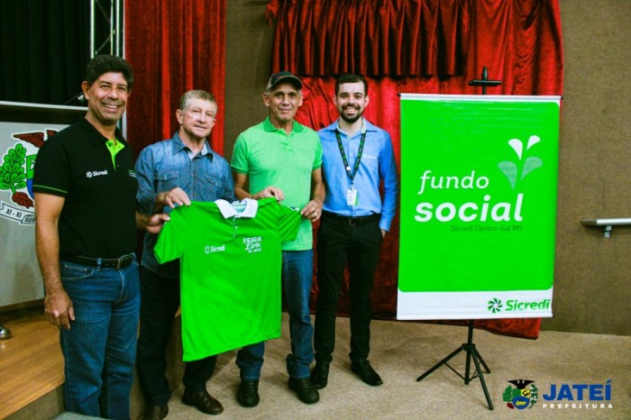 Entrega de Uniformes para os feirantes da Feira Livre de Jateí