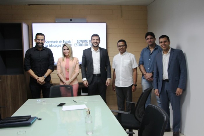 Secretário de Educação vai implementar projetos sociais com equipe da Acadepol