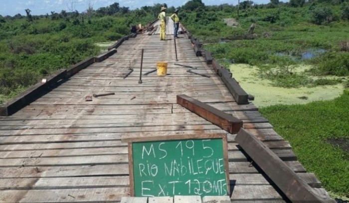 Ponte sobre Rio Nabileque na região do Pantanal recebe manutenção e reforma completa