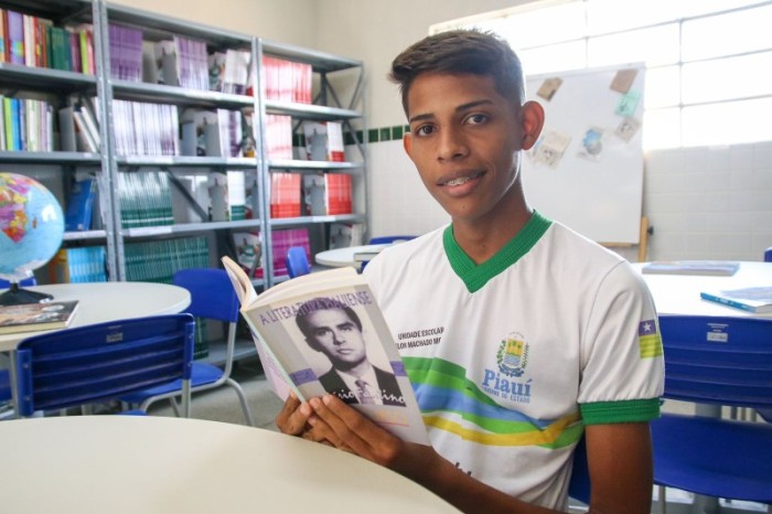 Escolas da rede estadual recebem nova coleção de livros didáticos