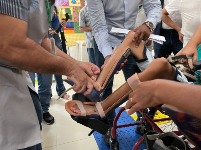 Programa Passo à Frente entrega de meios auxiliares de locomoção em Picos